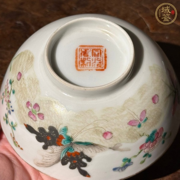 古玩陶瓷粉彩蝶戀花紋茶碗真品鑒賞圖