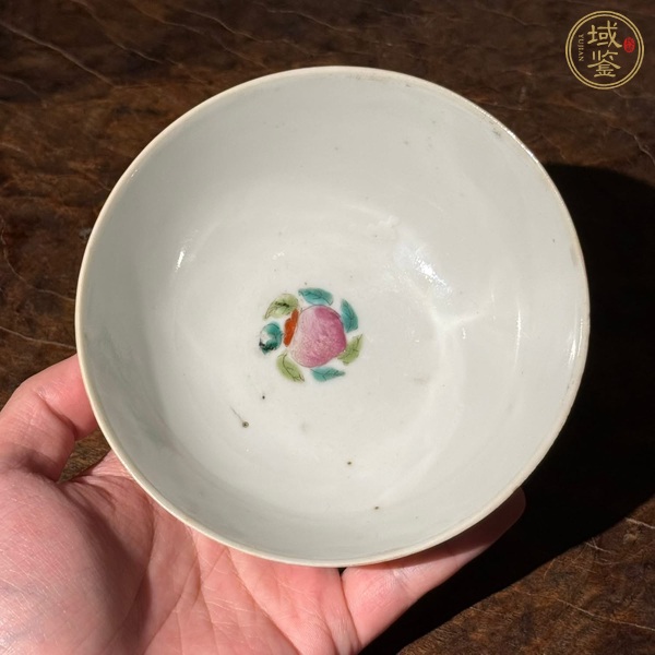 古玩陶瓷粉彩蝶戀花紋茶碗真品鑒賞圖