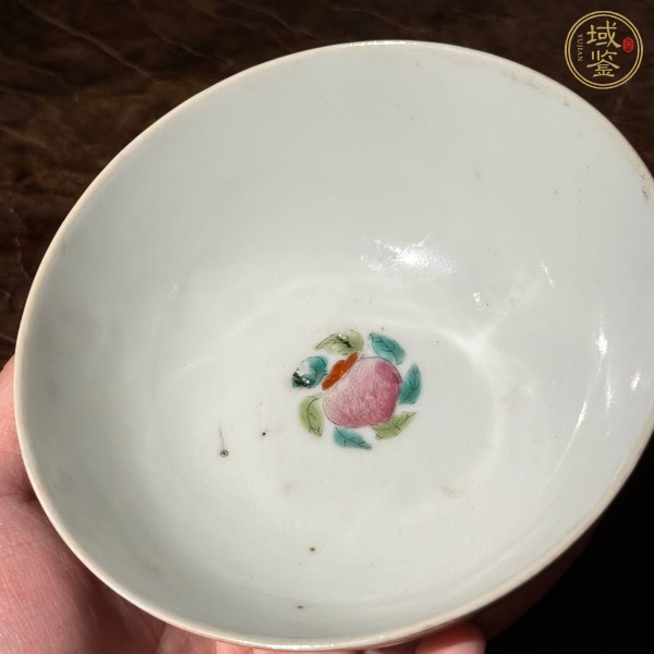 古玩陶瓷粉彩蝶戀花紋茶碗真品鑒賞圖