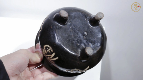 古玩陶瓷黑釉福紋三足香爐真品鑒賞圖