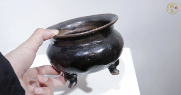 古玩陶瓷黑釉福紋三足香爐真品鑒賞圖