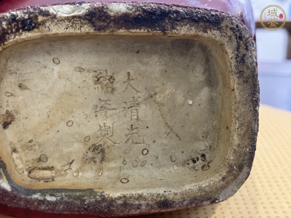 古玩陶瓷紅釉四方貫耳瓶真品鑒賞圖