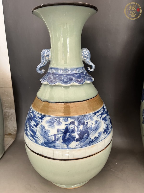 古玩豆青釉青花雙耳瓶真品鑒賞圖