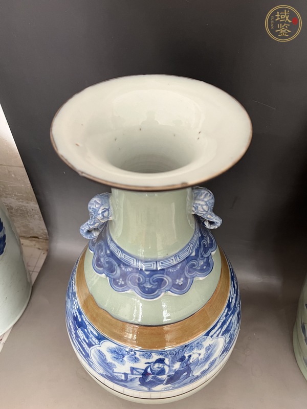 古玩陶瓷豆青釉青花雙耳瓶真品鑒賞圖