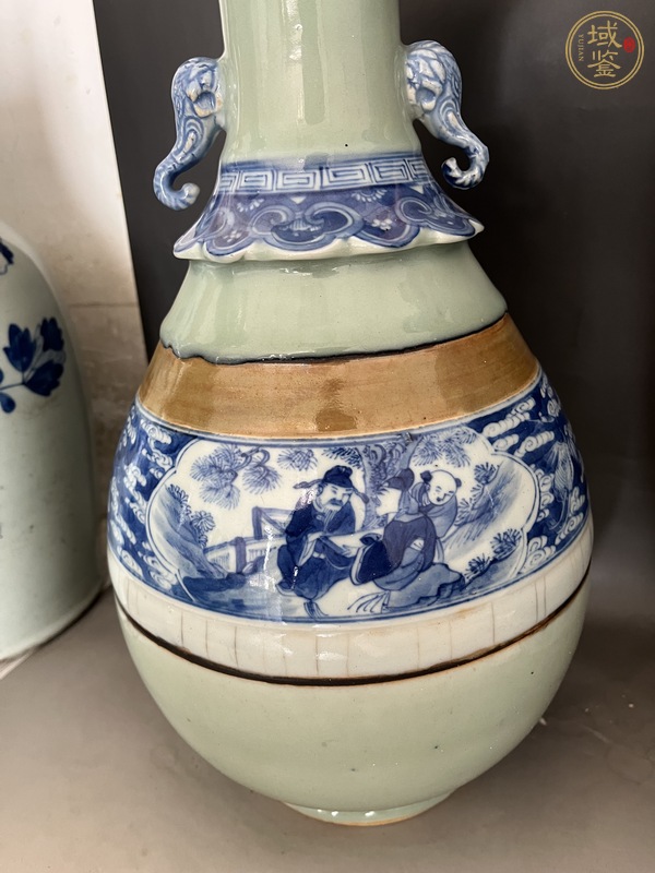古玩陶瓷豆青釉青花雙耳瓶真品鑒賞圖