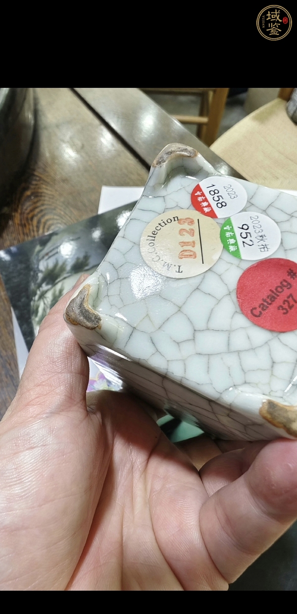 古玩陶瓷四方四足筆筒真品鑒賞圖