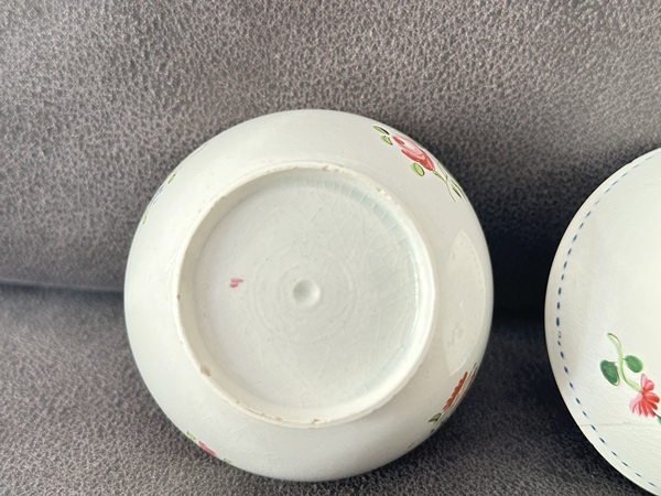 古玩陶瓷乾隆、花卉紋廣彩碗（一對）拍賣，當(dāng)前價格280元