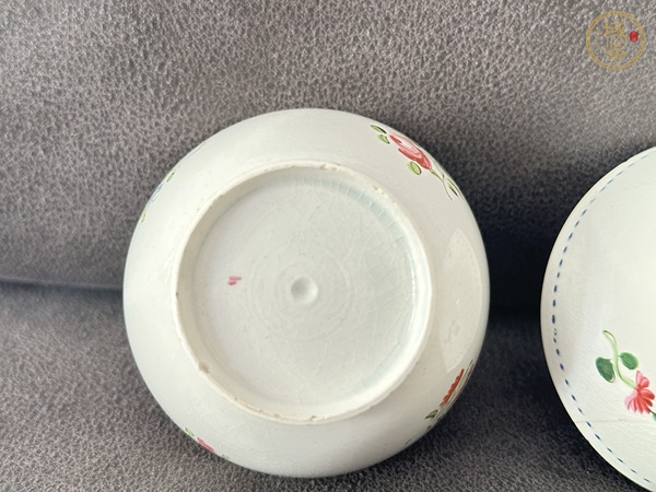 古玩陶瓷花卉紋廣彩碗真品鑒賞圖