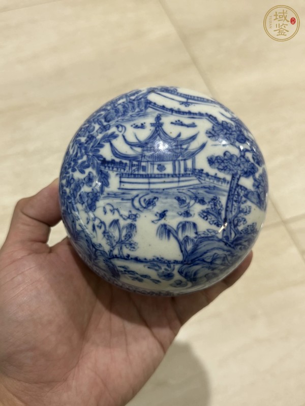 古玩陶瓷亭臺青花蓋盒真品鑒賞圖