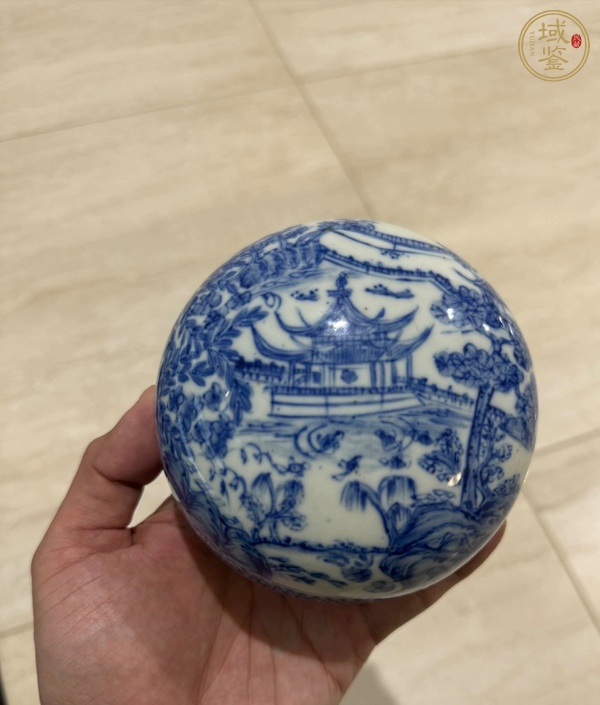 古玩陶瓷亭臺青花蓋盒真品鑒賞圖