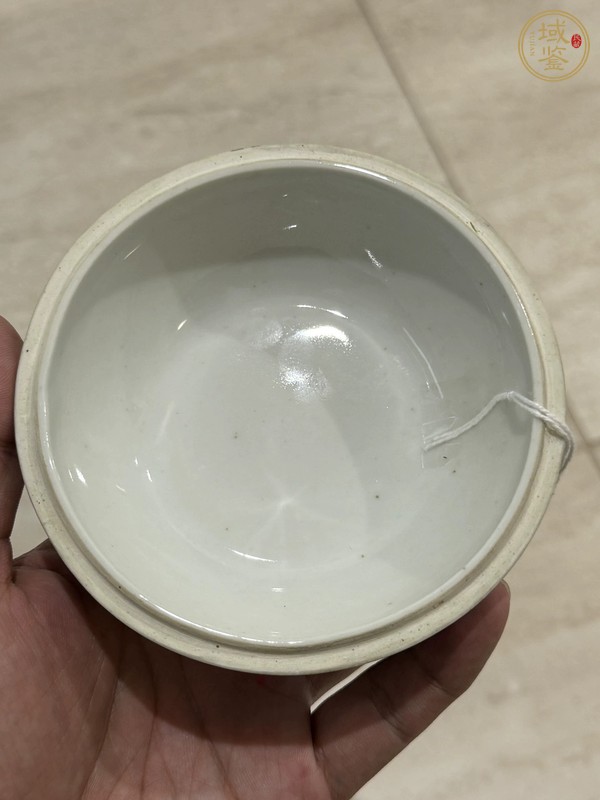 古玩陶瓷亭臺青花蓋盒真品鑒賞圖