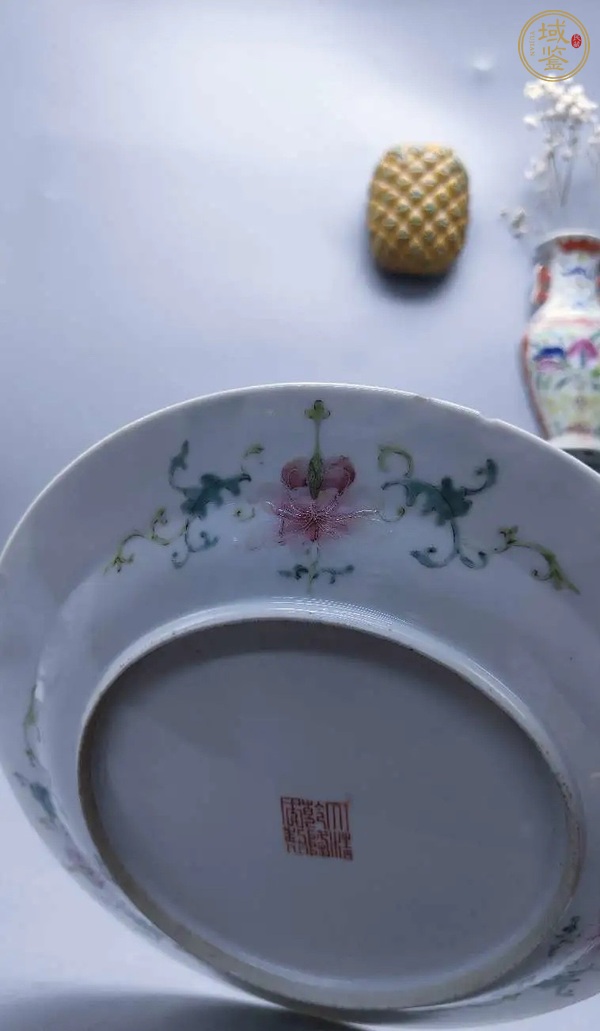古玩陶瓷粉彩百花不落地紋折沿盤真品鑒賞圖
