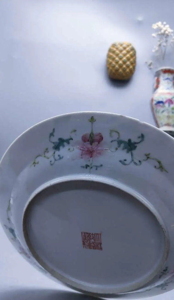 古玩陶瓷粉彩百花不落地紋折沿盤拍賣，當(dāng)前價(jià)格2600元
