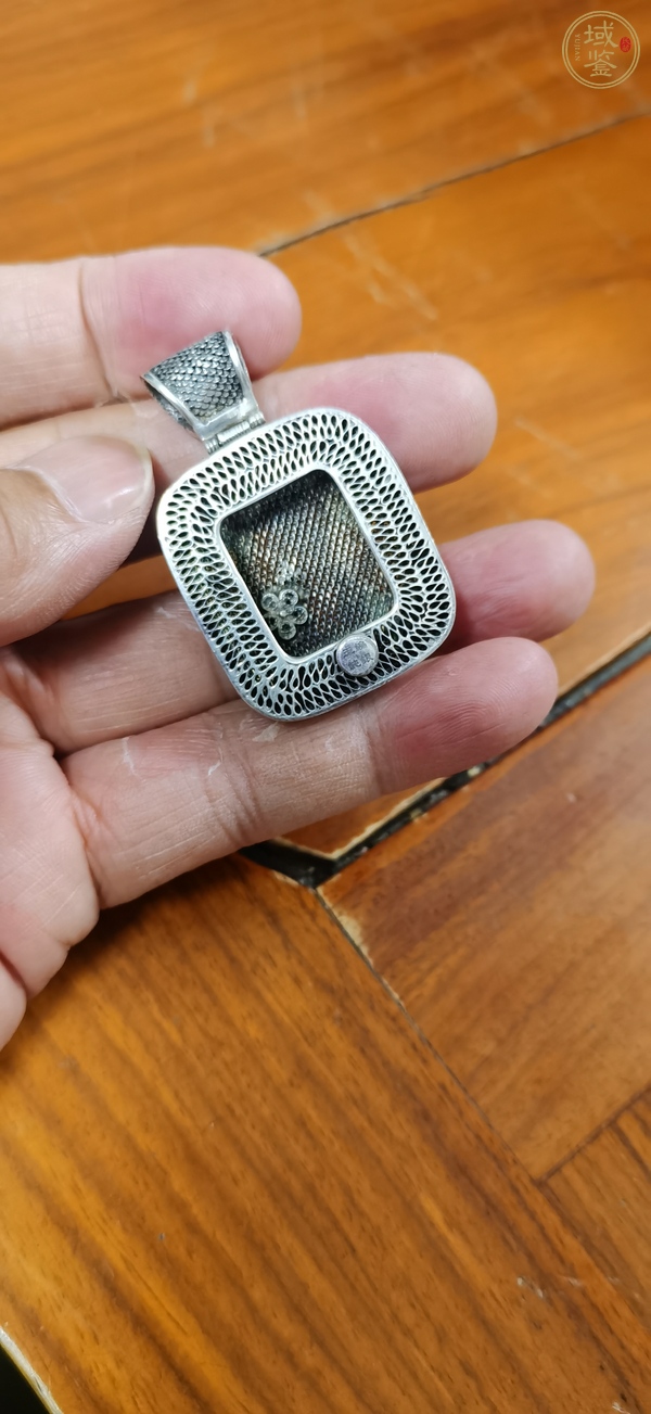 古玩雜項(xiàng)現(xiàn)代鑲珊瑚銀吊墜真品鑒賞圖