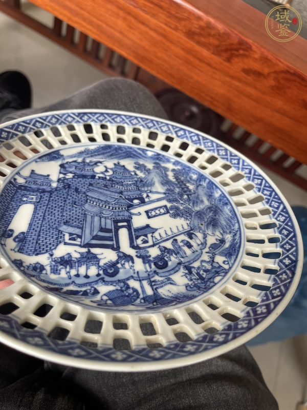古玩陶瓷章江門青花鏤空盤真品鑒賞圖