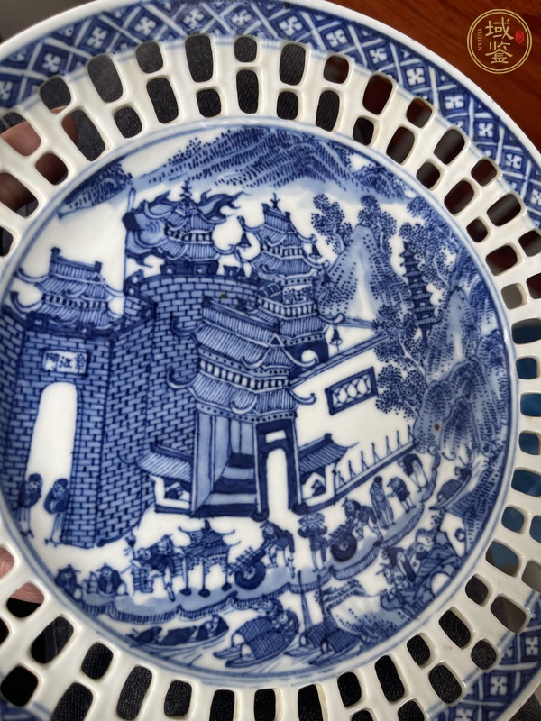 古玩陶瓷章江門青花鏤空盤真品鑒賞圖