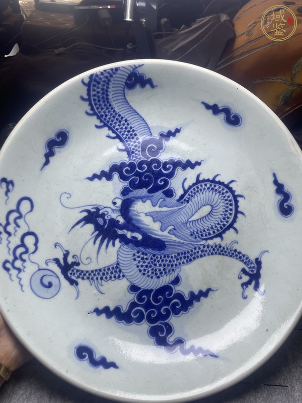 古玩陶瓷過墻龍紋青花盤真品鑒賞圖