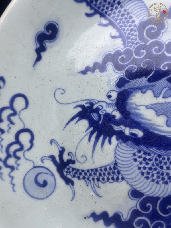 古玩陶瓷過墻龍紋青花盤真品鑒賞圖