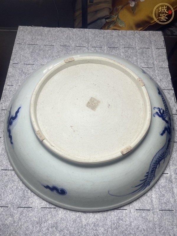 古玩陶瓷過墻龍紋青花盤真品鑒賞圖