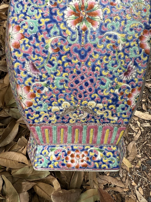 古玩陶瓷粉彩花卉紋貫耳瓶真品鑒賞圖