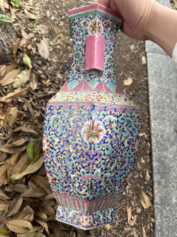 古玩陶瓷粉彩花卉紋貫耳瓶拍賣(mài)，當(dāng)前價(jià)格1元