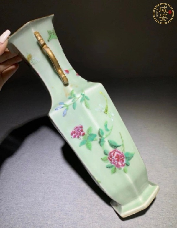 古玩陶瓷清晚期 豆青釉廣彩花卉紋雙耳瓶真品鑒賞圖