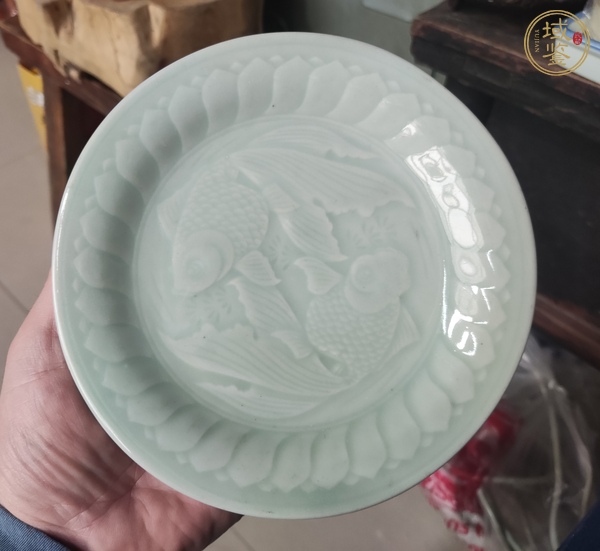 古玩龍泉窯青釉印花盤真品鑒賞圖