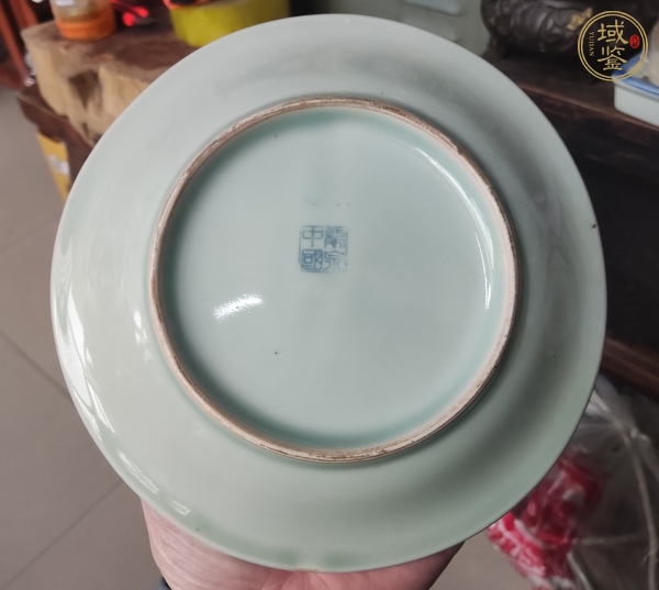 古玩陶瓷龍泉窯青釉印花盤真品鑒賞圖