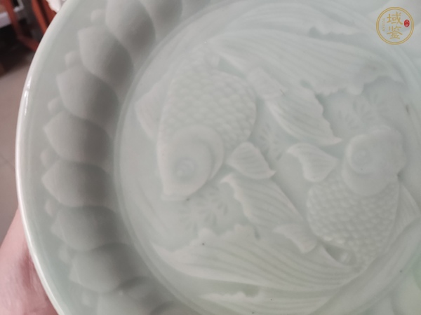 古玩陶瓷龍泉窯青釉印花盤真品鑒賞圖