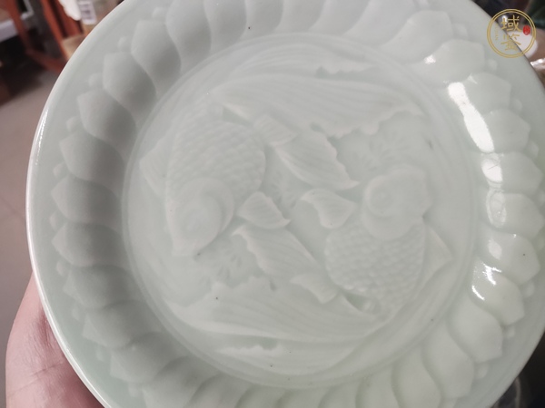 古玩陶瓷龍泉窯青釉印花盤真品鑒賞圖