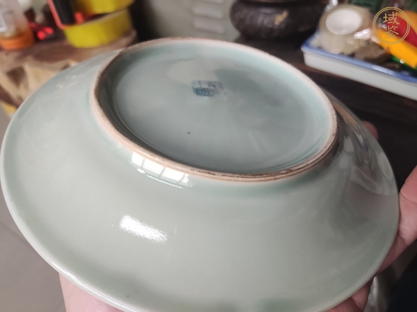 古玩陶瓷龍泉窯青釉印花盤真品鑒賞圖