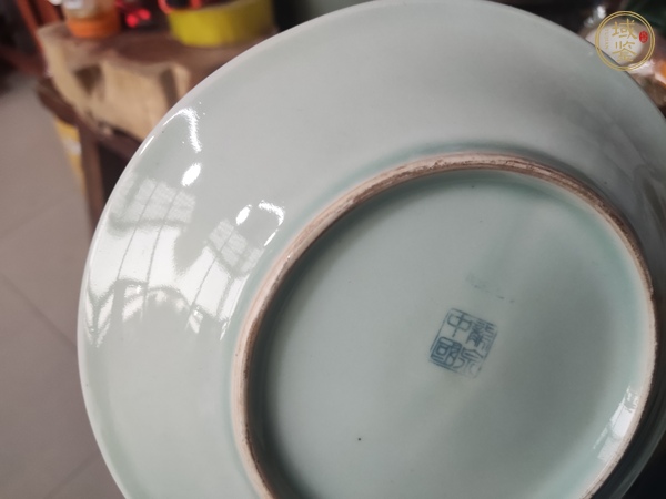 古玩陶瓷龍泉窯青釉印花盤真品鑒賞圖