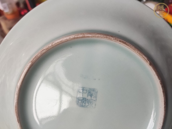 古玩陶瓷龍泉窯青釉印花盤真品鑒賞圖