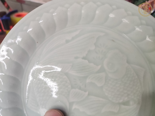 古玩陶瓷龍泉窯青釉印花盤真品鑒賞圖