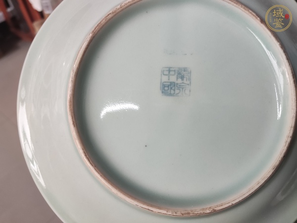 古玩陶瓷龍泉窯青釉印花盤真品鑒賞圖