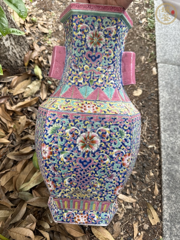 古玩陶瓷粉彩花卉紋貫耳瓶真品鑒賞圖