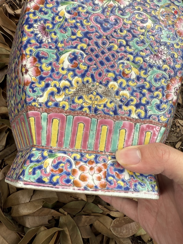 古玩陶瓷粉彩花卉紋貫耳瓶真品鑒賞圖