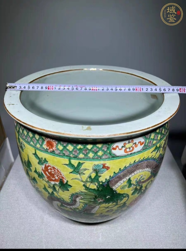 古玩陶瓷黃地五彩花間龍紋缸真品鑒賞圖