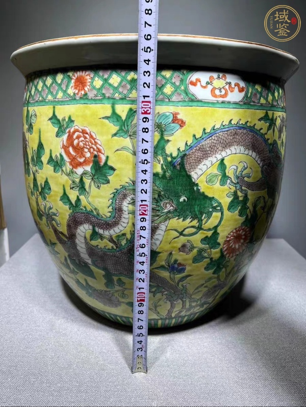 古玩陶瓷黃地五彩花間龍紋缸真品鑒賞圖