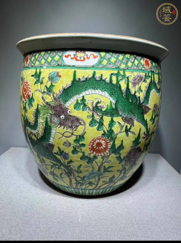 古玩陶瓷黃地五彩花間龍紋缸真品鑒賞圖
