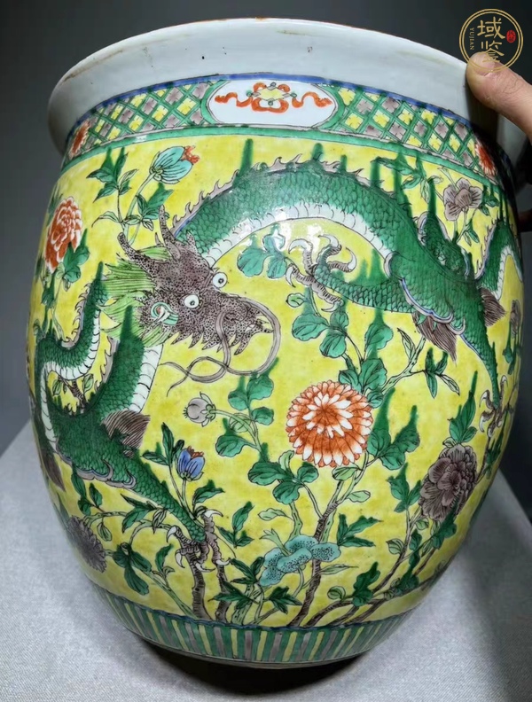 古玩陶瓷黃地五彩花間龍紋缸真品鑒賞圖