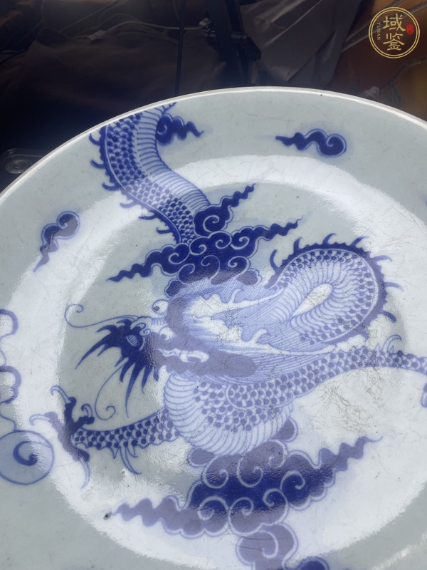 古玩陶瓷過墻龍紋青花盤真品鑒賞圖