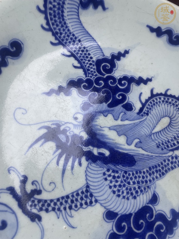 古玩陶瓷過墻龍紋青花盤真品鑒賞圖
