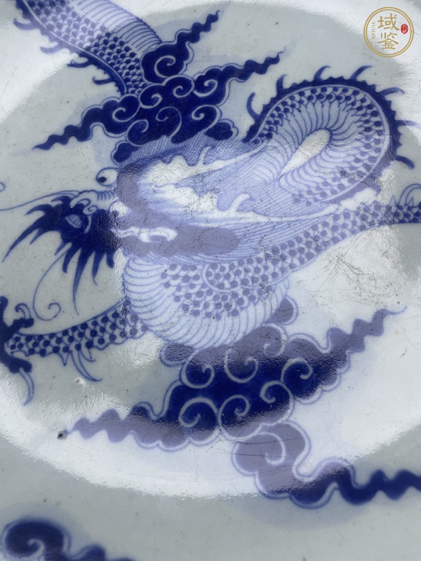 古玩陶瓷過墻龍紋青花盤真品鑒賞圖