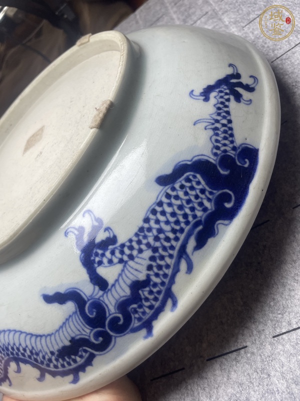 古玩陶瓷過墻龍紋青花盤真品鑒賞圖