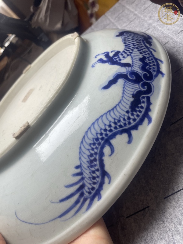 古玩陶瓷過墻龍紋青花盤真品鑒賞圖