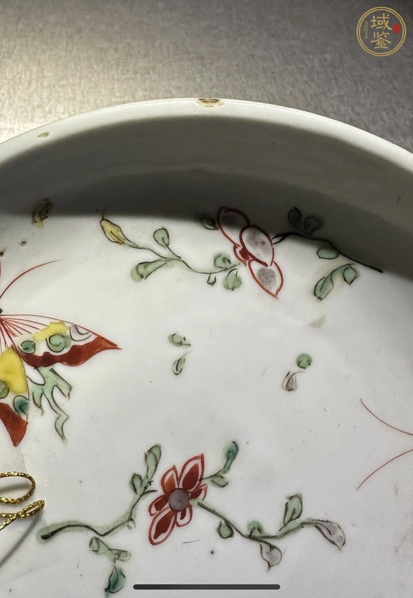 古玩陶瓷五彩蝴蝶紋盤真品鑒賞圖