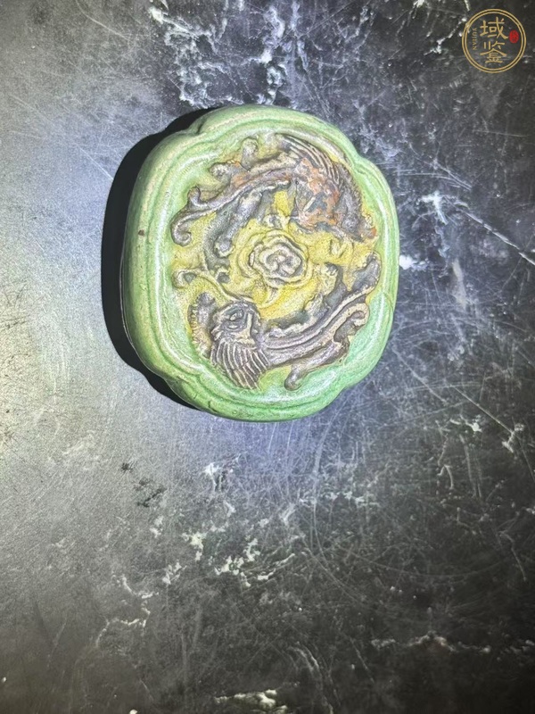 古玩陶瓷三彩龍鳳紋蓋盒真品鑒賞圖