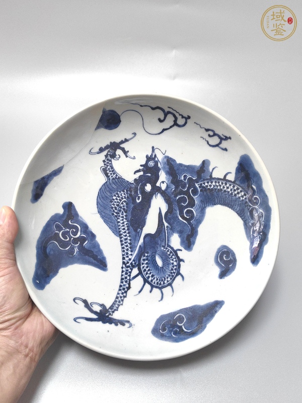 古玩陶瓷過墻龍紋青花盤真品鑒賞圖