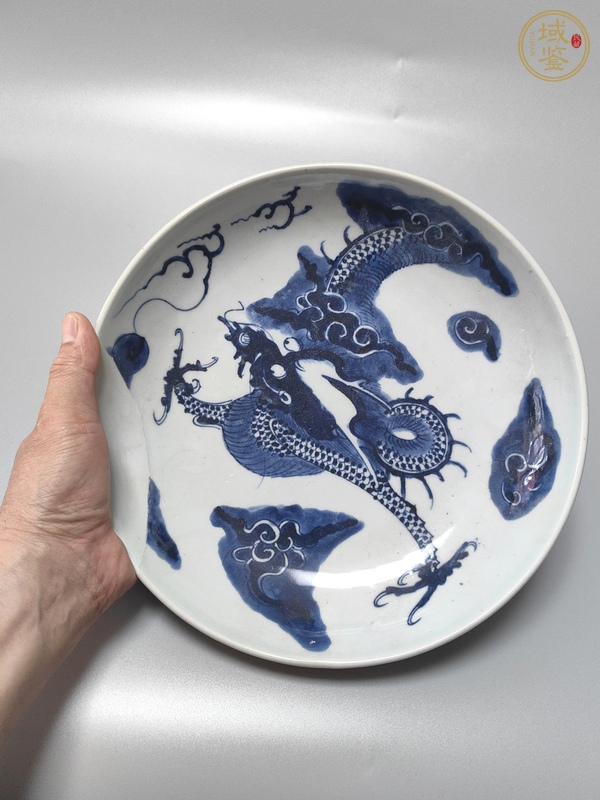 古玩陶瓷過墻龍紋青花盤真品鑒賞圖